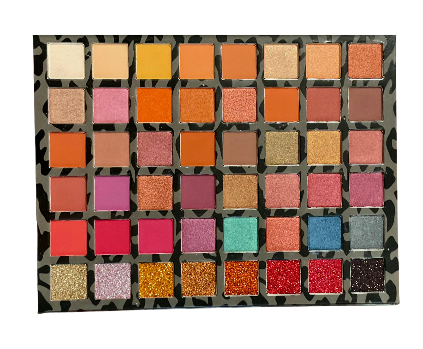Highly pigmented eyeshadow palette featuring matte shades and pressed glitter for versatile eye makeup looks.