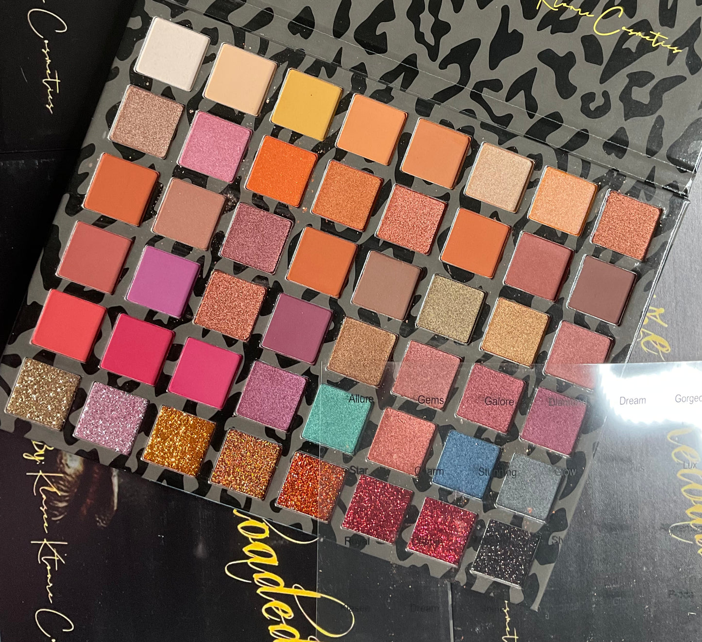 Highly pigmented eyeshadow palette featuring matte shades and pressed glitter for versatile eye makeup looks.