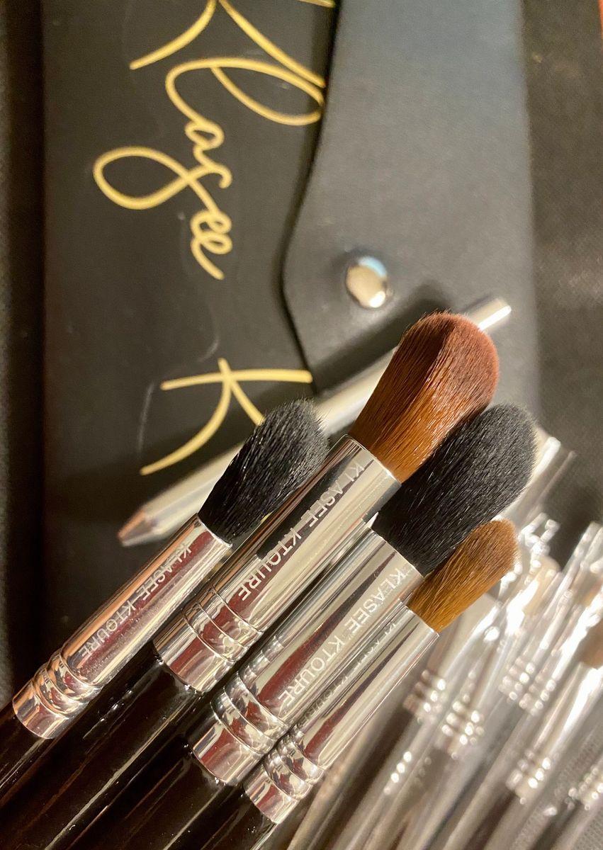 19 PCS PROFESSIONAL BRUSH SET W/ BLACK BAG.
